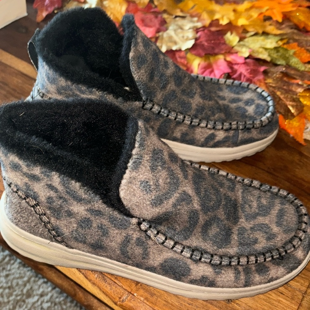 Women’s size 9 Hey Dude Lenny Leo Beige